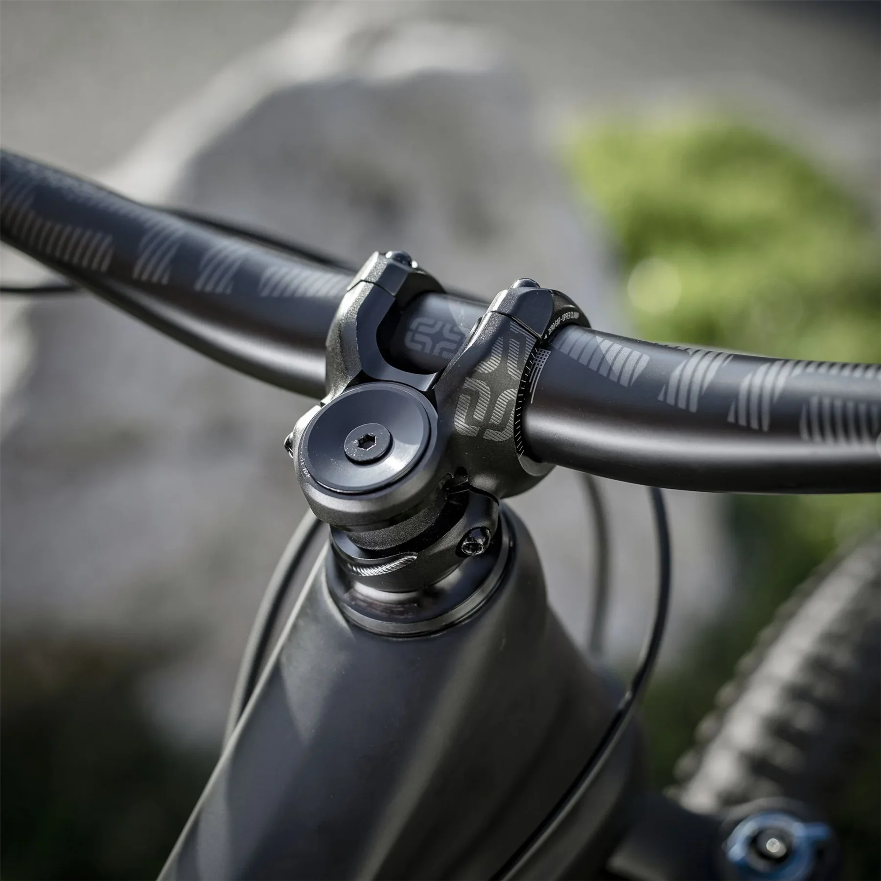 e*thirteen - Race 35 Carbon Handlebar 20mm Rise 800mm Width - Black - Image 4